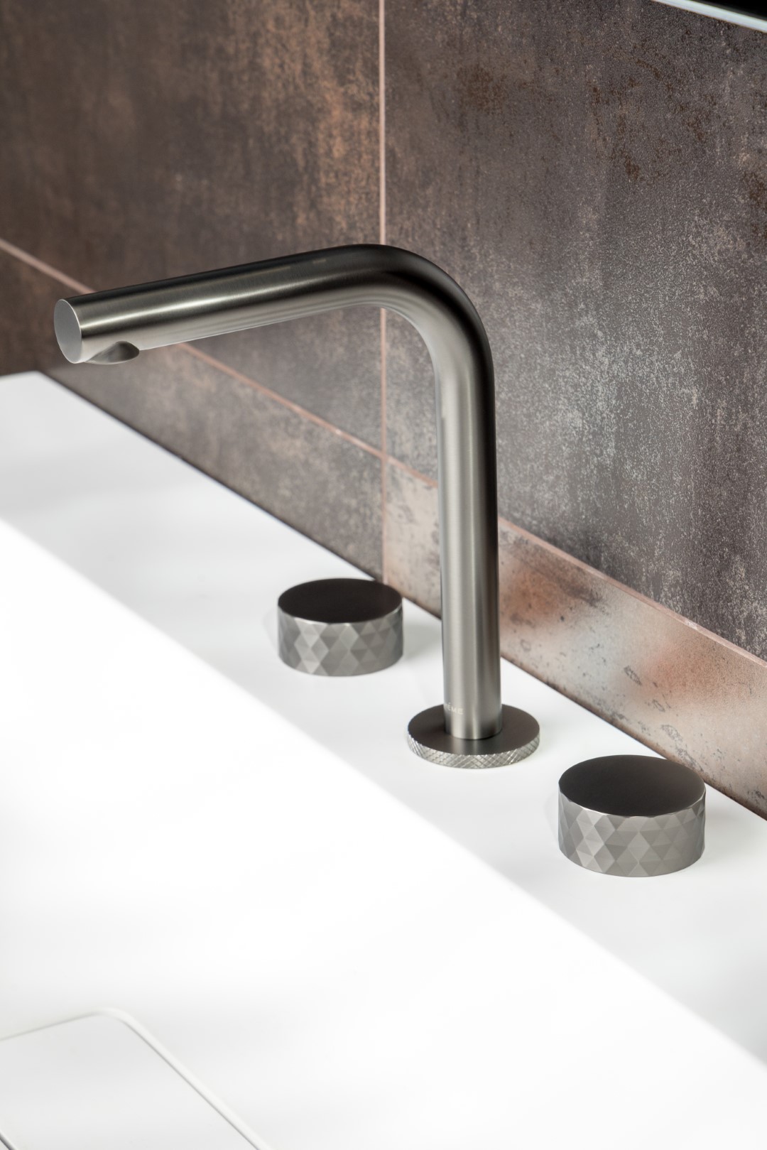 Смеситель на столешницу STICK DIAMOND на 3 отв. Shine Gun Metal